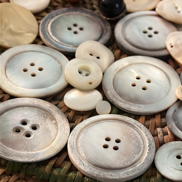 Buttons about 70 plus mother of pearl vintage buttons various sizes matching set - Picture 14 of 17
